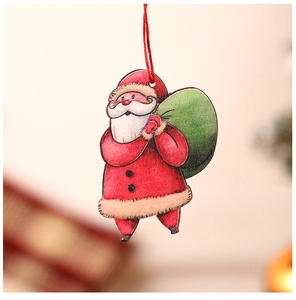 Gros plan du pendentif de Noël en bois Père Noël avec impression rouge et blanche