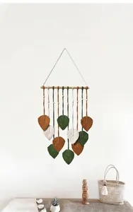 Détail macro de tapisserie macramé faite main avec cordes en coton et perles en bois