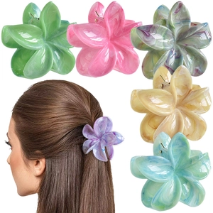 Detalle de pinzas para el cabello de flor de frangipani de 7 cm en varios colores mármol
