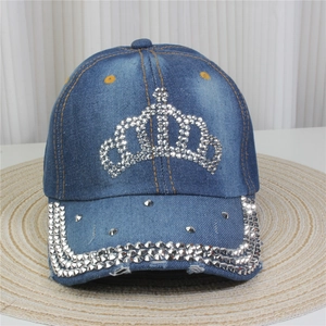 Gros plan détaillé du motif couronne en strass sur la casquette de baseball en jean