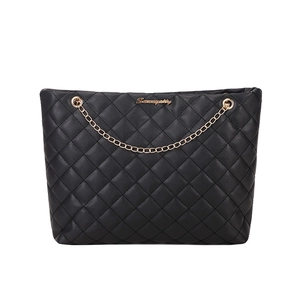 Sac fourre-tout noir matelassé avec motif losange et poignées chaîne dorée sur fond blanc