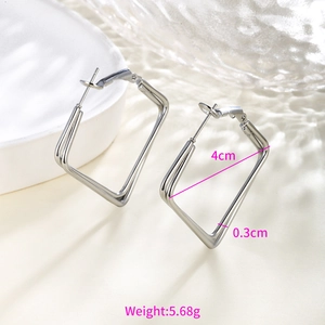 Detail showing 4cm silver chain pattern hoop earrings with 5.68g weight and 0.3cm width