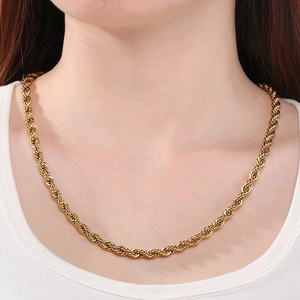Collana a catena a fune ritorta in acciaio al titanio dorato indossata da modella