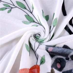 Details der weichen Flanell-Textur und des Waschbär-Aufdrucks der Baby-Meilensteindecke