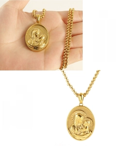 Vue détaillée du pendentif ovale plaqué or 18k avec relief et chaîne à mailles