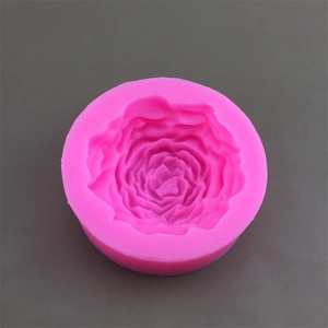 Vue macro du moule en silicone rose avec détails fins de pétales de fleur de pivoine