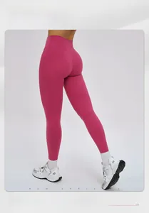 Gros plan du pantalon de yoga taille haute rose vif avec effet push-up sans couture