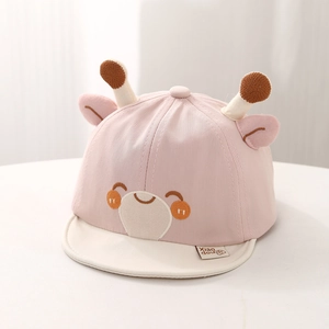 Détail d'un chapeau de soleil rose pour bébé en coton avec bois de girafe et broderie