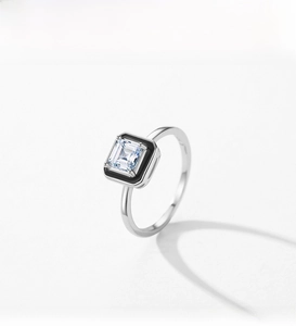Détail macro d'une bague en argent S925 avec zircon carré et cadre en émail noir