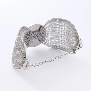 Bracciale a catena in maglia d'argento multistrato con inserto centrale rotondo e chiusura