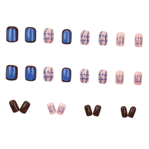 Faux ongles bleu Klein à carreaux avec motifs floraux et tons café élégants