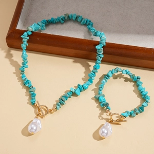 Vintage-Schmuckset mit Türkissteinen, Barockperle und goldenem OT-Verschluss auf Holzständer