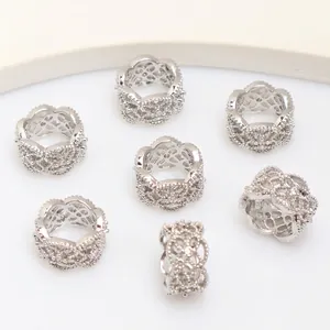 Set di anelli floreali traforati in argento con zirconi su sfondo bianco pulito