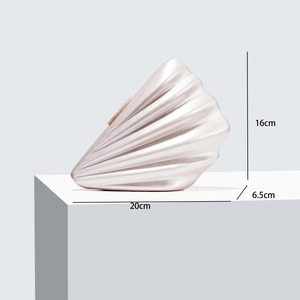 Detailed size chart for shell-shaped acrylic clutch bag showing 20cm x 16cm x 6.5cm dimensions
