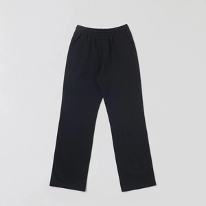 Détail du pantalon de sport noir classique à coupe droite avec taille élastique et coton