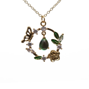 Collier papillon en cristal doré avec feuilles en émail vert et pendentif sombre