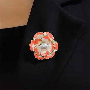 Spilla fiore di camelia in smalto rosa con perla e bordo dorato su blazer nero