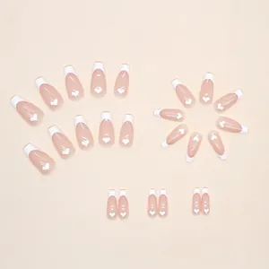 Unghie finte ballerina con punte bianche francesi e motivi a cuore rosa