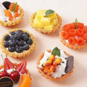 Realistische kunstmatige fruit-eiergebakmodellen met bessen en romige vulling