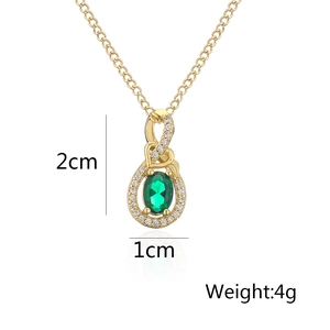 Dettaglio collana con zircone verde che mostra altezza di 2 cm e peso di 4 g