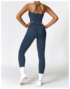 Détail de l'ensemble de yoga bleu foncé montrant le dos croisé et le legging taille haute