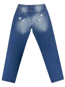 Detailansicht der Rückseite einer geraden Jeans mit Taschen und Used-Look-Riss-Effekten