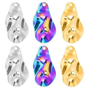 Détail de pendentifs ondulés en métal doré, argenté et arc-en-ciel plaqué sous vide
