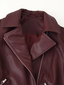 Detailaufnahme der weinroten Bikerjacke mit Reverskragen und silbernen Metallreißverschlüssen