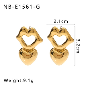 Détail des boucles d'oreilles cœur en acier doré 18 carats avec dimensions et poids précis