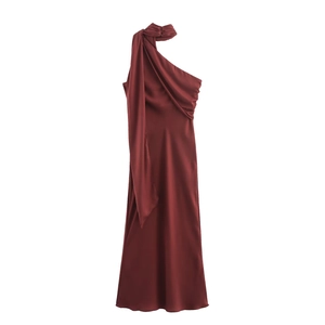 Robe midi élégante en satin bordeaux avec col foulard et design à une épaule dénudée