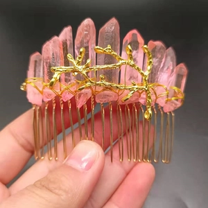 Nahaufnahme des handgefertigten Haarkamms mit goldenem Zweig und rosa Kristallen