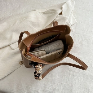 Grand sac cabas marron avec vue intérieure de rangement et détail de foulard