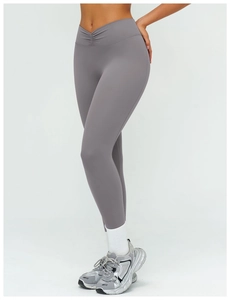 Détail du pantalon de yoga taille haute avec taille croisée en V et centre froncé