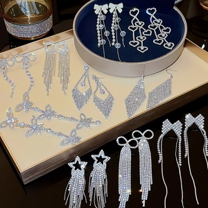 Eleganti orecchini a nappa in argento S925 e collana con strass di lusso scintillanti