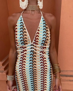 Détail d'une robe maxi en crochet bohème avec motifs à vagues colorées et décolleté en V