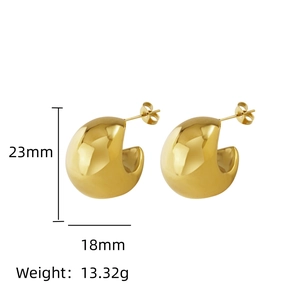 Detailed view showing dimensions 23mm by 18mm for the chunky gold hoop earrings