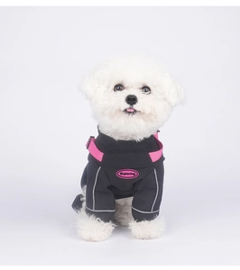 Détails des bandes réfléchissantes et du tissu technique de la combinaison pour chien