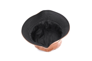 Détail d'un chapeau bob en cuir PU marron avec doublure noire et coutures de renforcement