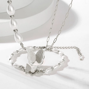 Detailansicht von Silberkette, Perlenarmband und Kette mit matten Schmetterlingsanhängern