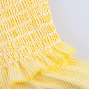 Robe dos nu à rayures jaunes avec taille élastique froncée et détails à volants