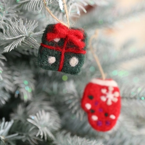 Décorations de Noël en feutre de laine avec boîte cadeau rouge et gant vert suspendus