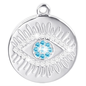 Detailansicht eines silbernen Evil Eye Anhängers mit blau-weißen Kristalleinlagen