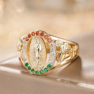 Makroaufnahme Goldring mit religiösem Relief, farbigen Zirkonia und Blumen-Cutouts