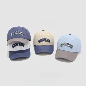 Detail van tweekleurige baseballpet voor jongens met 3D SEWING-geborduurde letters