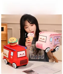 Détail de jouets en peluche wagon-restaurant avec broderie mignonne et texture douce