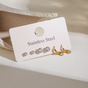 Ensemble de trois paires de boucles d'oreilles en acier doré avec zircons brillants