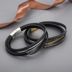 Détail de bracelets en cuir tressé multicouches pour hommes avec fermoirs en acier inoxydable
