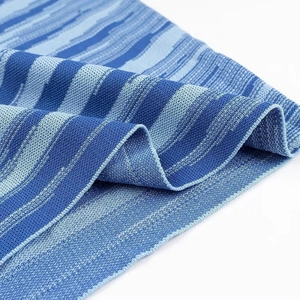 Gros plan sur la texture du tricot à rayures bleues montrant les détails du tissage