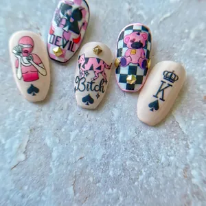 Autocollants ongles punk avec motifs diable, ours et damier en rose et noir