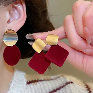 Boucles d'oreilles géométriques élégantes en métal doré et velours rouge foncé